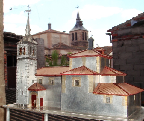 Maqueta en miniatura con la Iglesia real al fondo. 